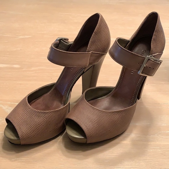 Womens Gianni Bini 4.5 inch heels, textured fabric, very good condition Size 8.5 - Picture 2 of 9